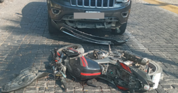 Choque entre camioneta y moto deja 2 lesionados