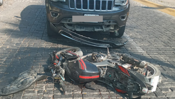 Choque entre camioneta y moto deja 2 lesionados