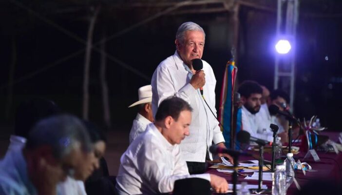 "Que se vayan al carajo": AMLO a opositores por contratación de médicos cubanos