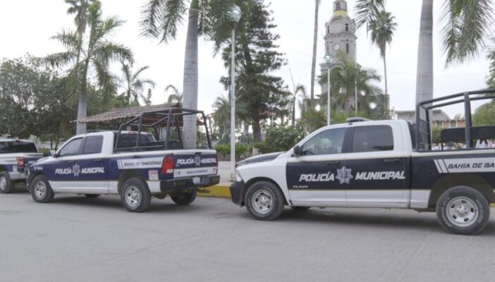 Entrega Mirtha 3 patrullas y arrendará casi 20