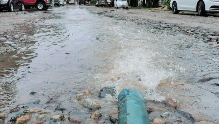 Canalización de agua pluvial al drenaje ocasiona daños a tuberías
