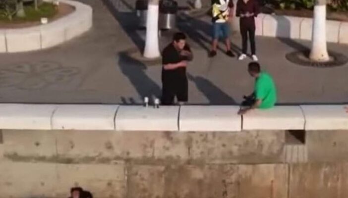 ¡Ya nos exhibiste! graban a pareja intimando en el malecón