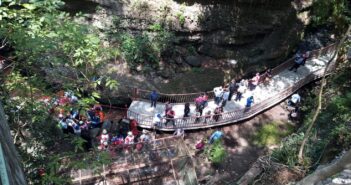 Reinauguraban puente colgante y colapsa; hay varios heridos