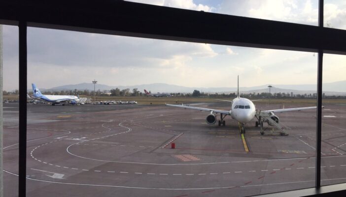 Se incendian turbinas de avión que despegó en Guadalajara