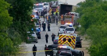 Sube a 50 la cantidad de muertos en camión de migrantes en Texas