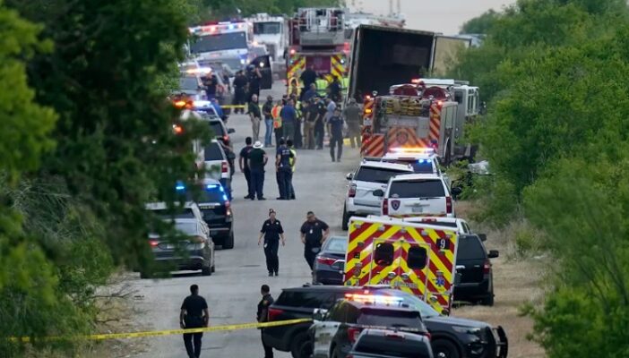 Sube a 50 la cantidad de muertos en camión de migrantes en Texas
