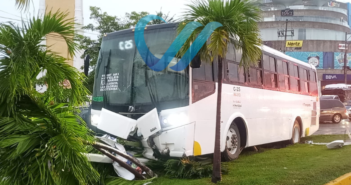 Camión de personal tira lámpara y letrero en la Medina Ascencio