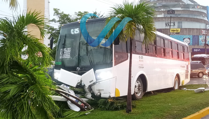 Camión de personal tira lámpara y letrero en la Medina Ascencio