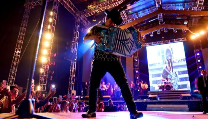 Alfredo Olivas rompe récord de asistencia en Vallarta