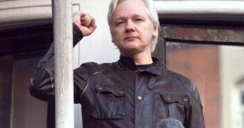 Aboga AMLO por Julian Assange y pide a Biden que lo libere