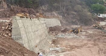 Vuelven a habilitar la calle Manantial tras crecida del Cuale