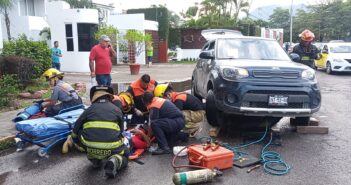 Ciclista queda debajo de un vehículo en Prisciliano Sánchez