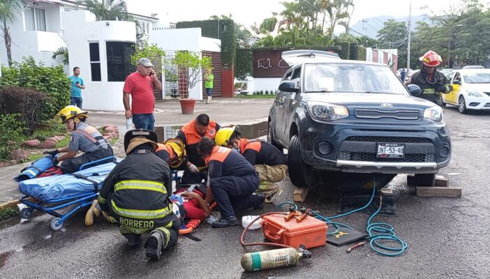 Ciclista queda debajo de un vehículo en Prisciliano Sánchez