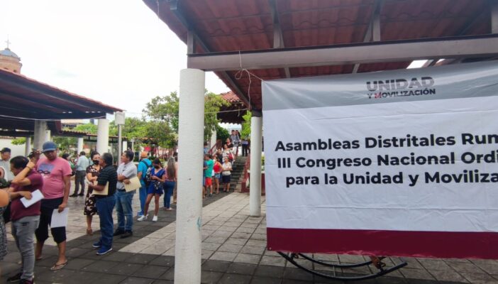 Sin incidentes, con acarreo y compra, se desarrolla elección interna de Morena