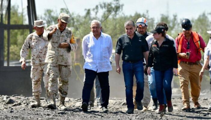 'Se tomó la foto con mi dolor'; familiar de mineros a AMLO