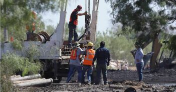 'Entréguenlos vivos o muertos', piden familiares de mineros atrapados