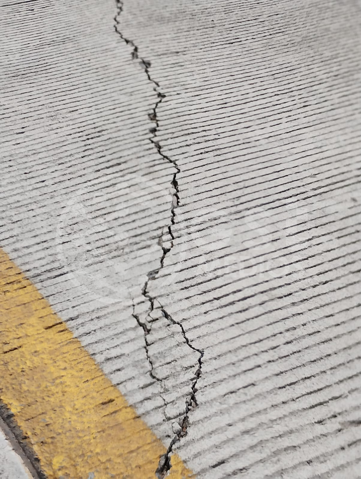 Preocupan grietas en el acceso a la Buenos Aires y Paso Ancho