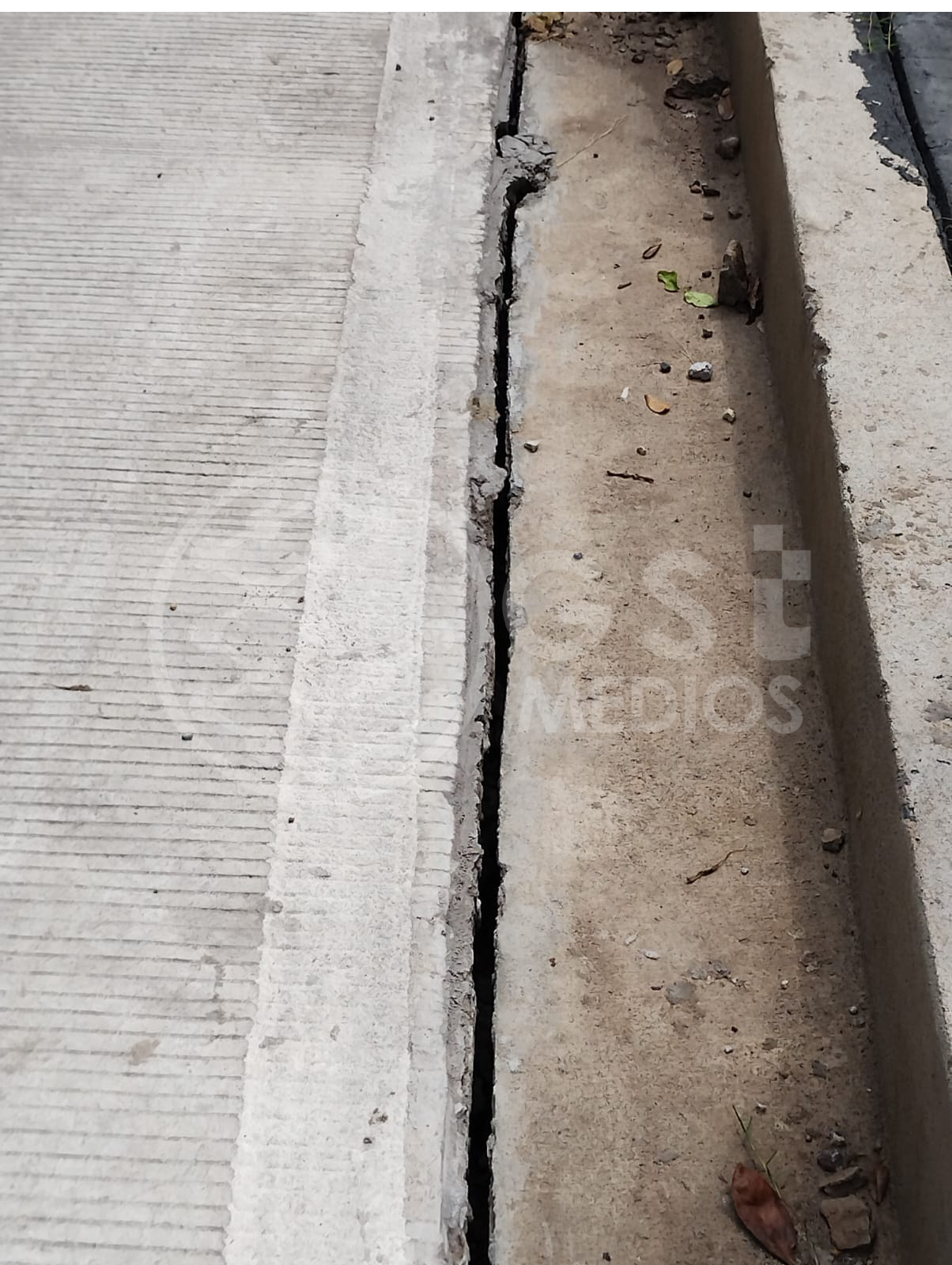 Preocupan grietas en el acceso a la Buenos Aires y Paso Ancho