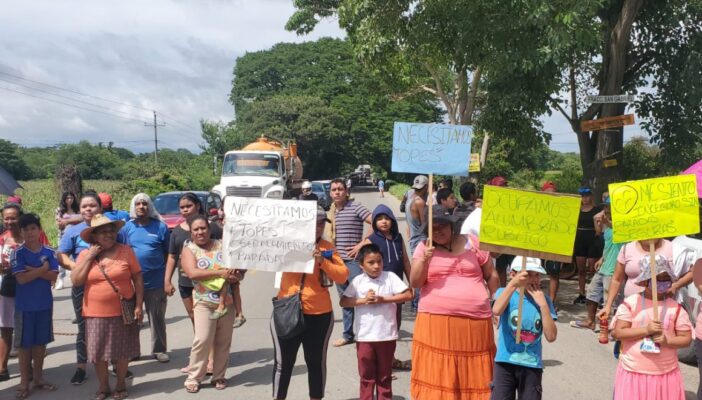 Colocan topes en el Aguacate, tras protesta de vecinos