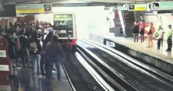 CdMx: Se arroja a las vías del metro para salvar a un perro y es arrestado