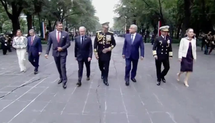 VIDEO: Separan a Santiago Creel de caminata con AMLO