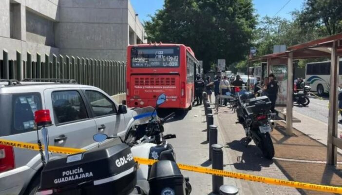 Abaten a hombre en camión de Guadalajara; tenía a una mujer de rehén