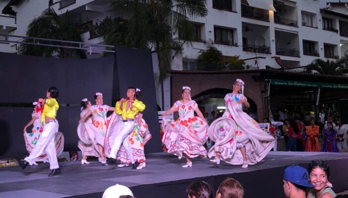 Los mejores grupos de baile regional llenan de color la Marina de Puerto Vallarta