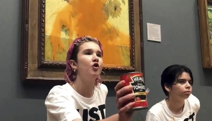 Manifestantes lanzan sopa de tomate sobre obra "Los girasoles" de Van Gogh
