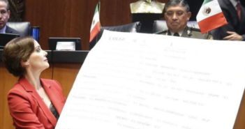 Entrega Lilly Téllez lista de criminales a Luis Cresencio Sandoval