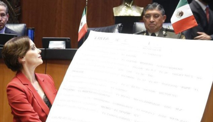 Entrega Lilly Téllez lista de criminales a Luis Cresencio Sandoval