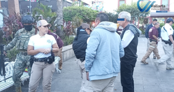 Masculinos protagonizan pelea en el centro de Puerto Vallarta