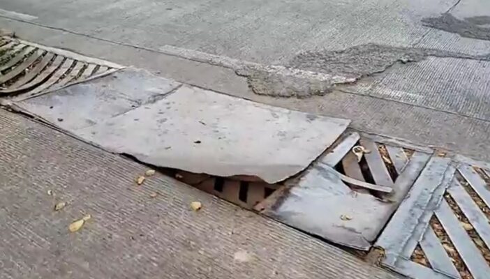 lamina levantada en calle Pulpito hace uno de los caminos peligrosos de puerto vallarta