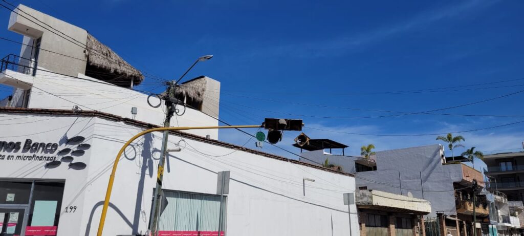 VIDEO: Semáforo ubicado frente a la casa del "Profe" Michel no sirve... ¿Y qué hace él?