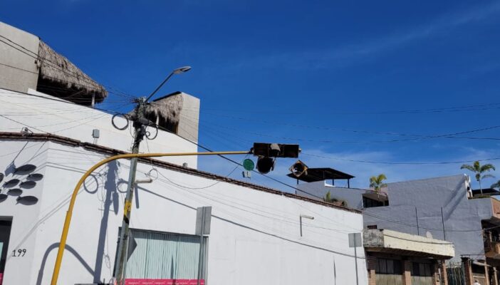 VIDEO: Semáforo ubicado frente a la casa del "Profe" Michel no sirve... ¿Y qué hace él?