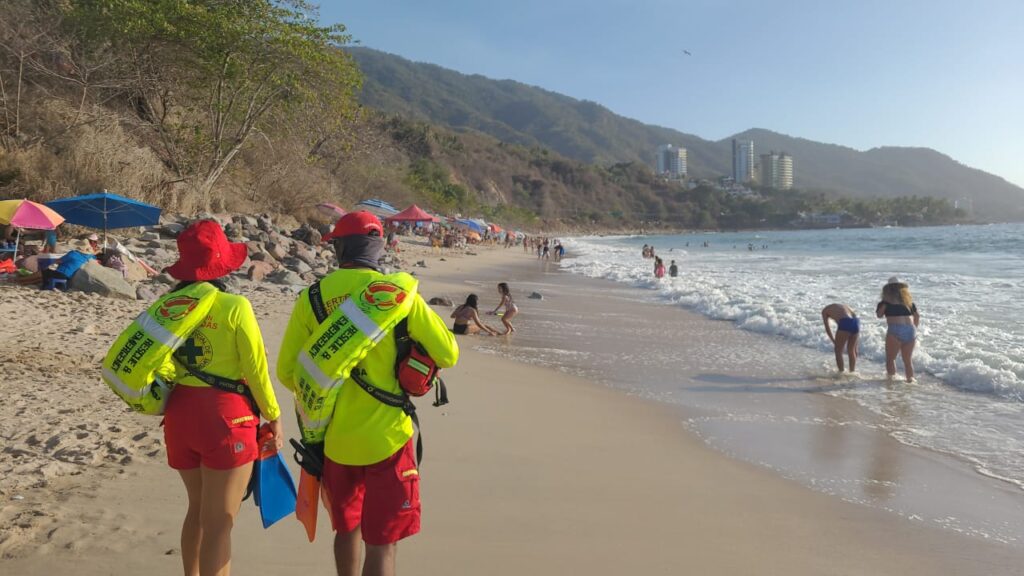 Las corrientes de retorno son un flujo de agua que corre rápida y perpendicularmente desde la costa en dirección mar adentro