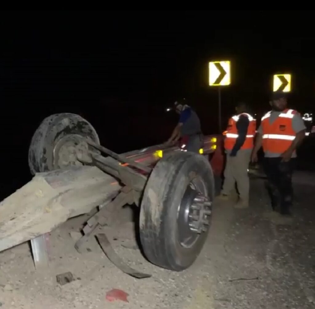 Fallecen ocho personas por volcadura de tráiler en Jala-Compostela