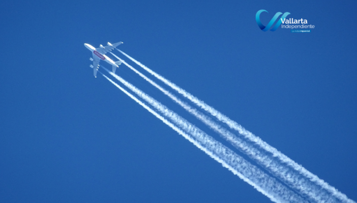 estalas blancas dejadas por los aviones