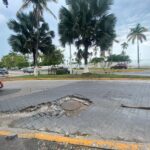 Enorme bache pone en riesgo los coches vallartenses: ¿cuándo lo arreglarán? 3 Enorme bache pone en riesgo los coches vallartenses: ¿cuándo lo arreglarán?