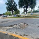 Enorme bache pone en riesgo los coches vallartenses: ¿cuándo lo arreglarán? 2 Enorme bache pone en riesgo los coches vallartenses: ¿cuándo lo arreglarán?