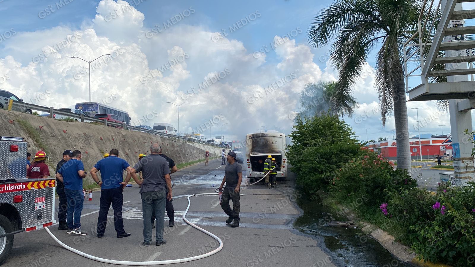 Incendio consume camión de Transportes Del Valle en Bahía de Banderas