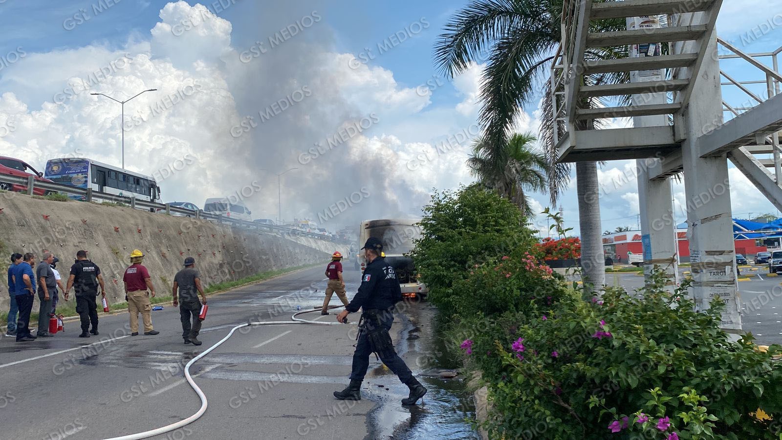 Incendio consume camión de Transportes Del Valle en Bahía de Banderas