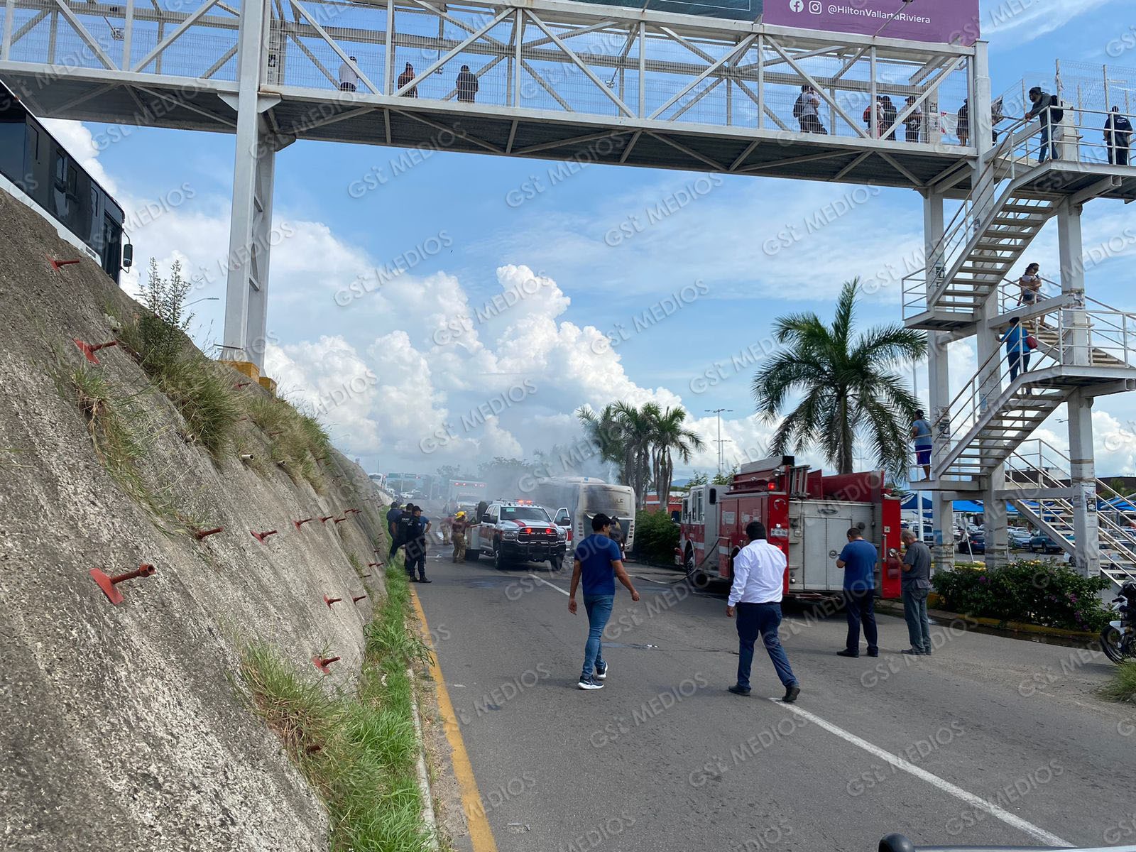 Incendio consume camión de Transportes Del Valle en Bahía de Banderas
