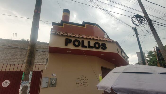Robo a mano armada en el Pollo Feliz de la Colonia Bobadilla