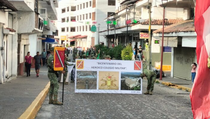 Desfile cívico-militar de Puerto Vallarta impacta a extranjeros