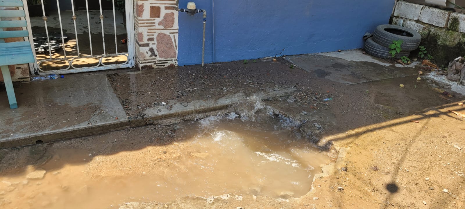 (FOTOS Y VIDEO) ¿Y SEAPAL? Habitantes de Bosques del progreso se quejan de enorme fuga de agua en la calle Mimosa