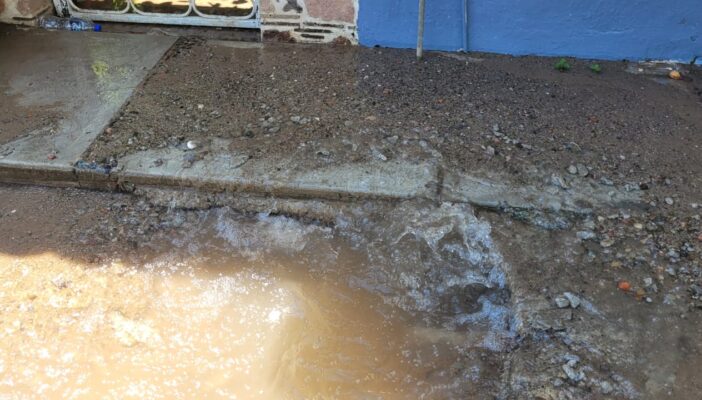 (FOTOS Y VIDEO) ¿Y SEAPAL? Habitantes de Bosques del progreso se quejan de enorme fuga de agua en la calle Mimosa