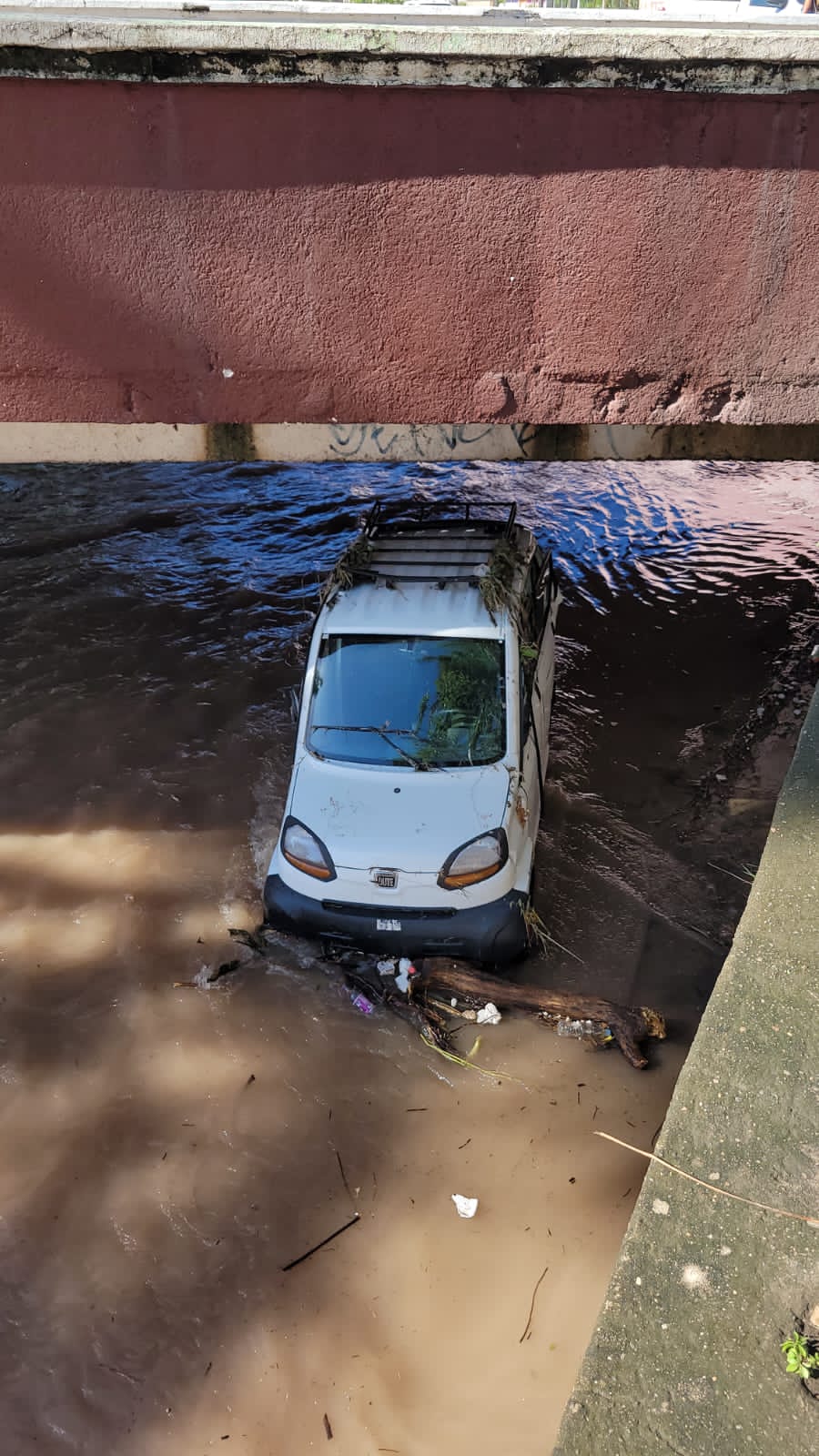 Vallartenses reportan vehículo estancado en el cauce del Santa María (VIDEO)