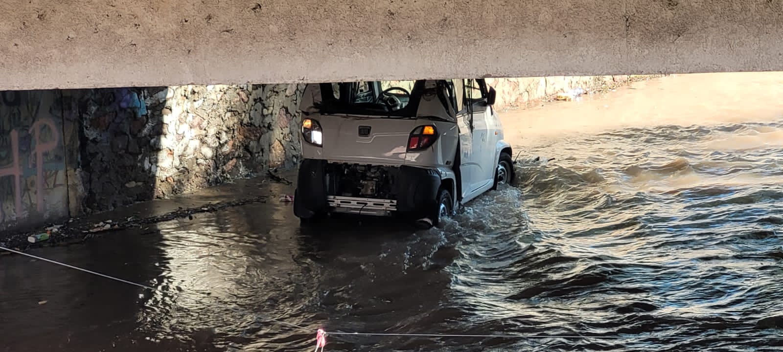 Vallartenses reportan vehículo estancado en el cauce del Santa María (VIDEO)