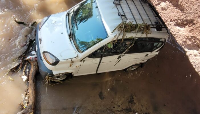 Vallartenses reportan vehículo estancado en el cauce del Santa María (VIDEO)