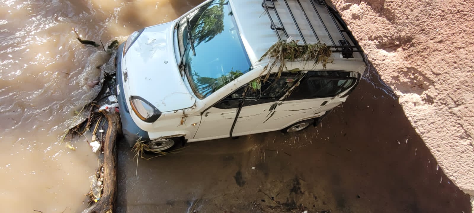 Vallartenses reportan vehículo estancado en el cauce del Santa María (VIDEO)